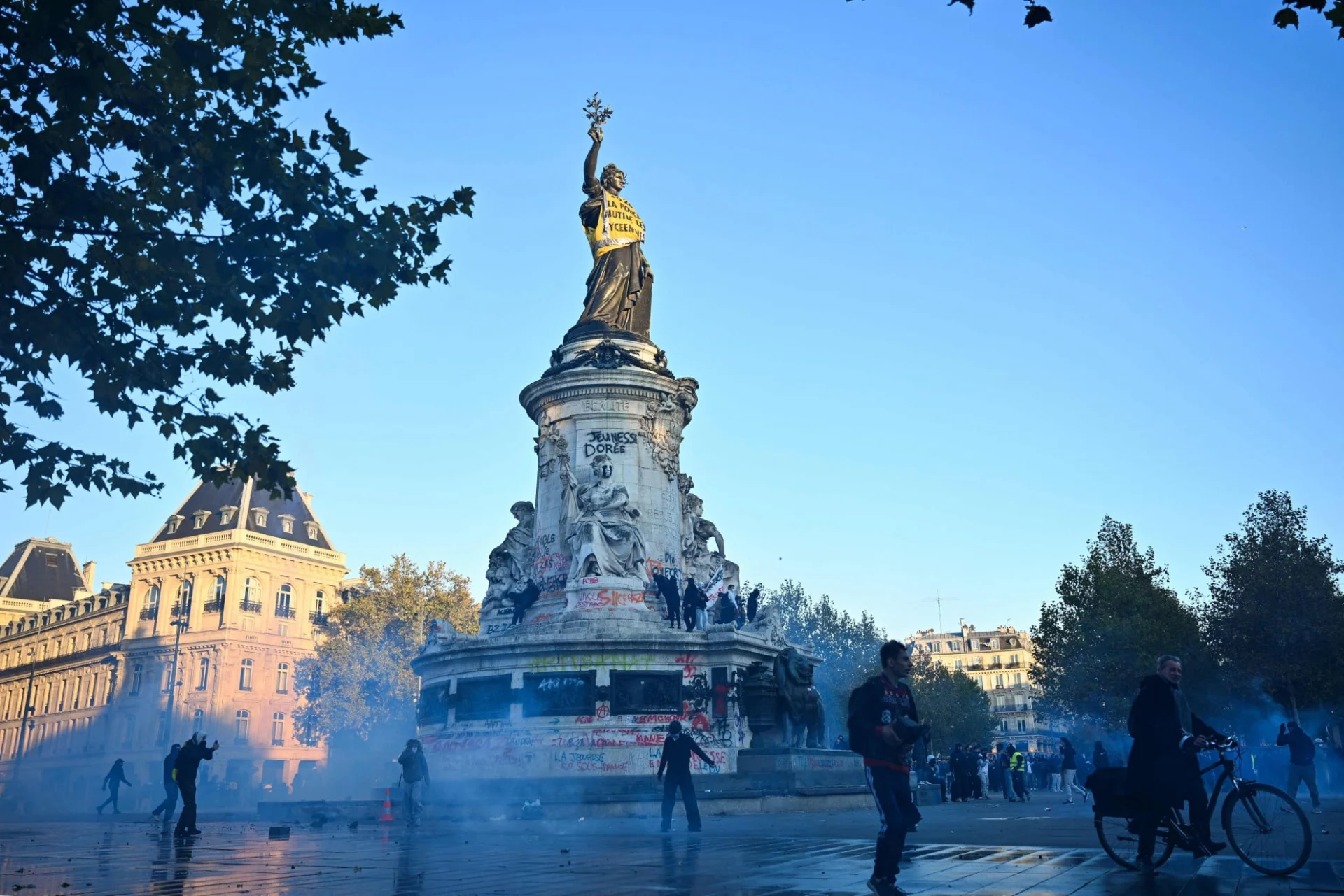 -stato-statua-tolto-republique-gilet-gigante-1oq8s